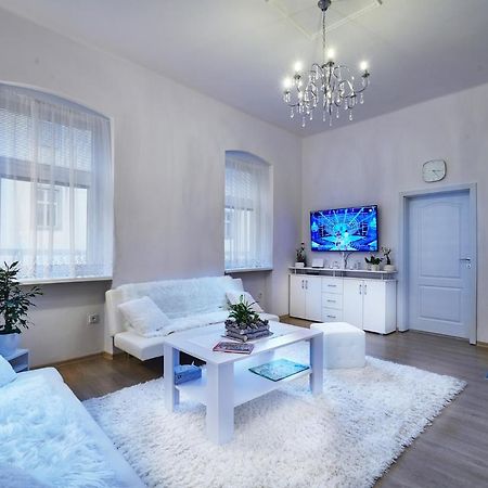 Apartman Bb Centrum Banska Bystrica Bagian luar foto
