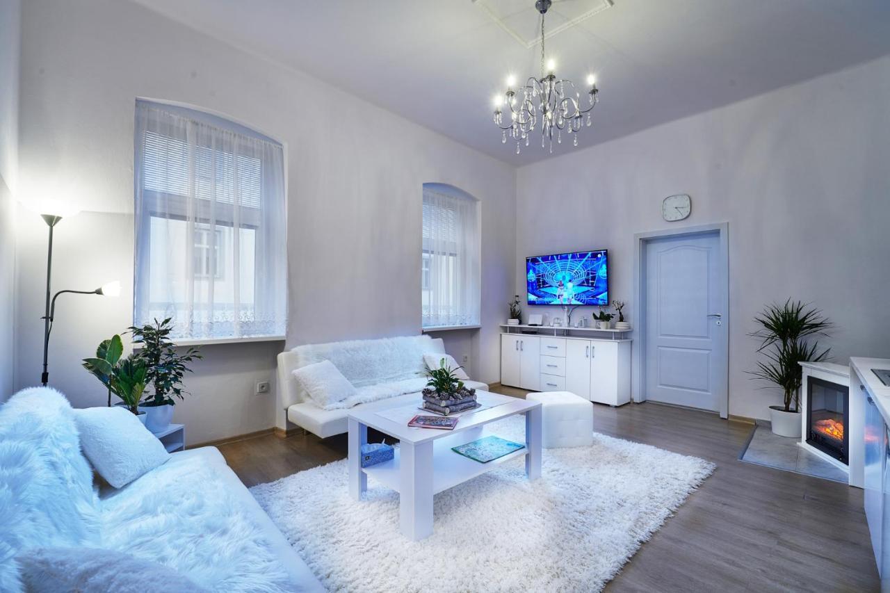 Apartman Bb Centrum Banska Bystrica Bagian luar foto
