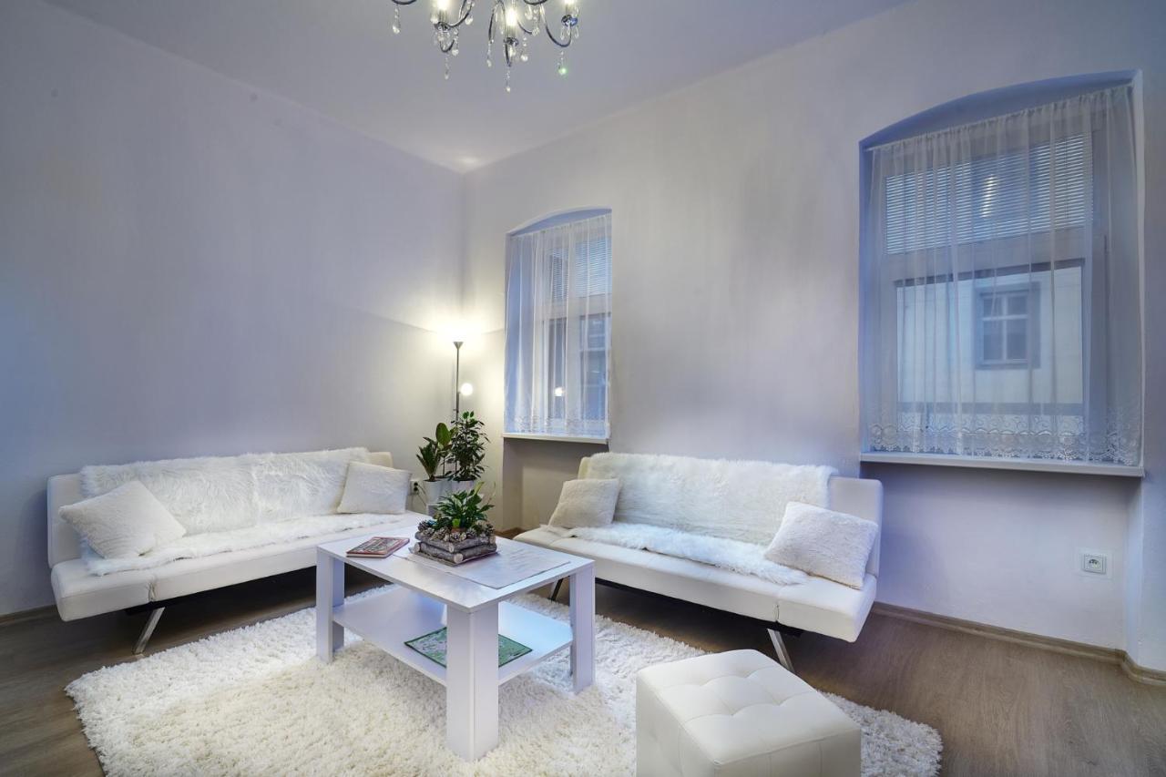 Apartman Bb Centrum Banska Bystrica Bagian luar foto