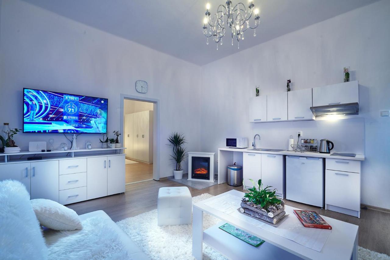 Apartman Bb Centrum Banska Bystrica Bagian luar foto