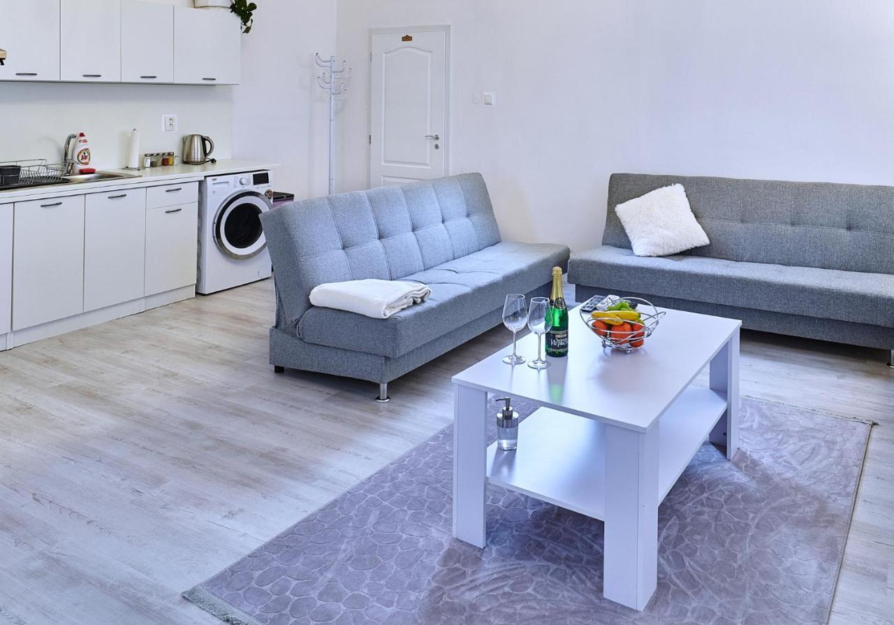 Apartman Bb Centrum Banska Bystrica Bagian luar foto