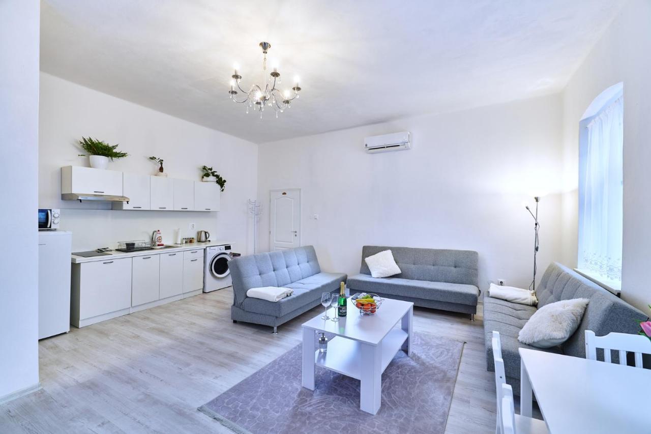 Apartman Bb Centrum Banska Bystrica Bagian luar foto
